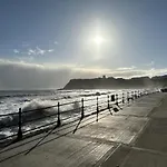 Dom wakacyjny Echo - Sleeps 12 - Part Of The The Bay Village With Pool, Gym And Direct Access, Pub, Restaurant, Tennis And Meadows Walks Filey