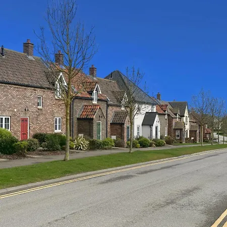 Echo - Sleeps 12 - Part Of The The Bay Village With Pool, Gym And Direct Access, Pub, Restaurant, Tennis And Meadows Walks * Filey