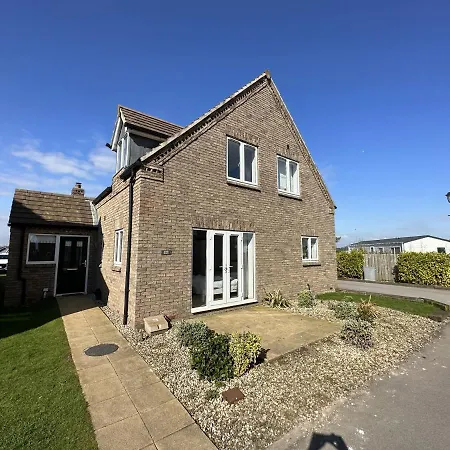 Holiday home Echo - Sleeps 12 - Part Of The The Bay Village With Pool, Gym And Direct Access, Pub, Restaurant, Tennis And Meadows Walks Filey