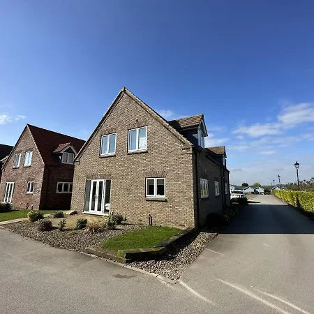Echo - Sleeps 12 - Part Of The The Bay Village With Pool, Gym And Direct Access, Pub, Restaurant, Tennis And Meadows Walks Holiday home Filey