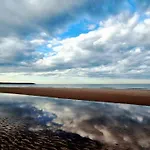 Echo - Sleeps 12 - Part Of The The Bay Village With Pool, Gym And Direct Access, Pub, Restaurant, Tennis And Meadows Walks * Filey