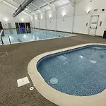 Ferienhaus Echo - Sleeps 12 - Part Of The The Bay Village With Pool, Gym And Direct Access, Pub, Restaurant, Tennis And Meadows Walks *